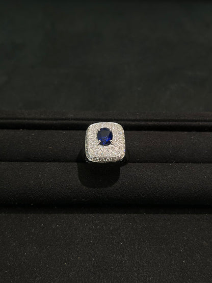 Ring aus 18-karätigem Weißgold mit blauem Saphir