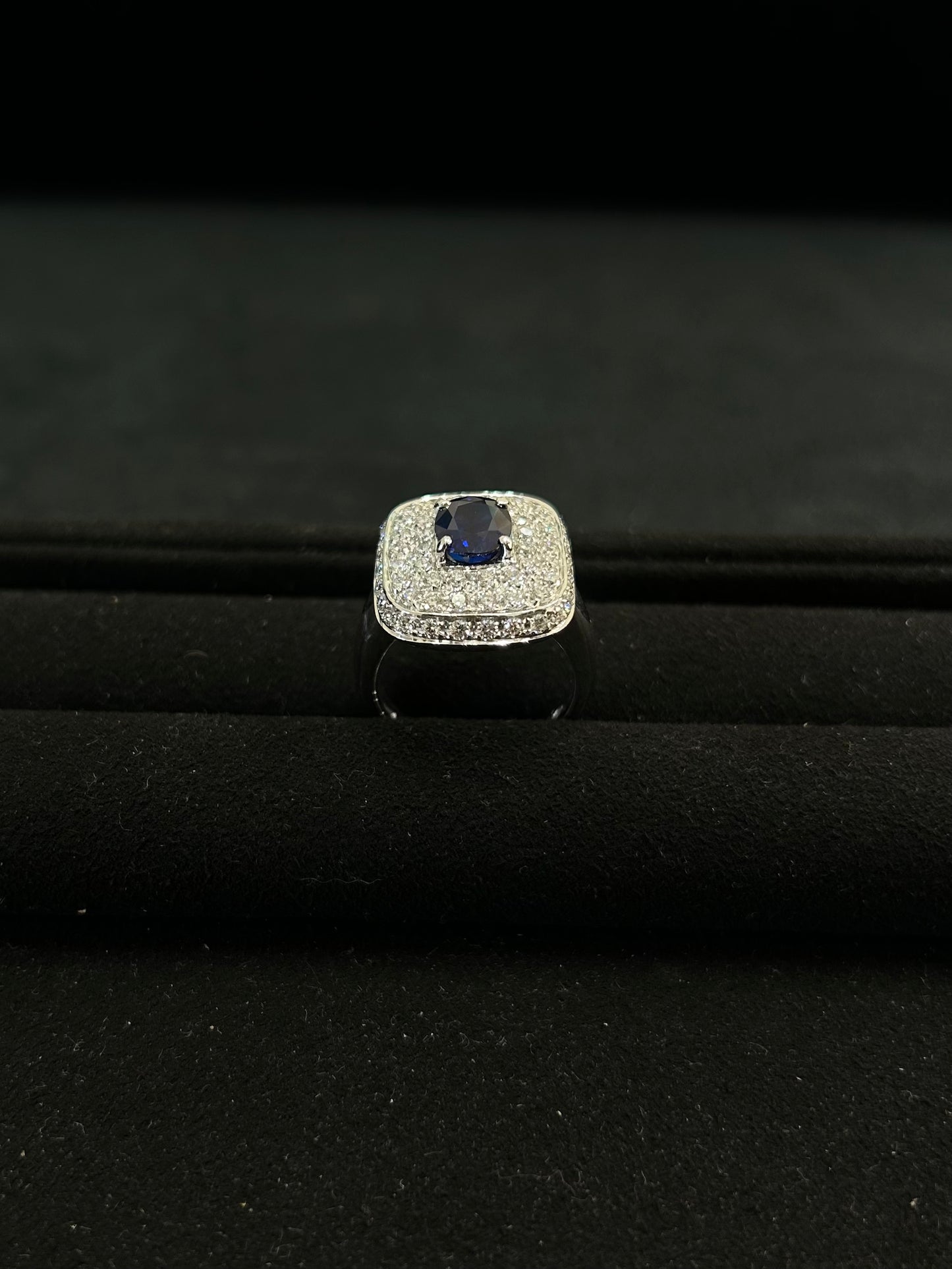 Ring aus 18-karätigem Weißgold mit blauem Saphir