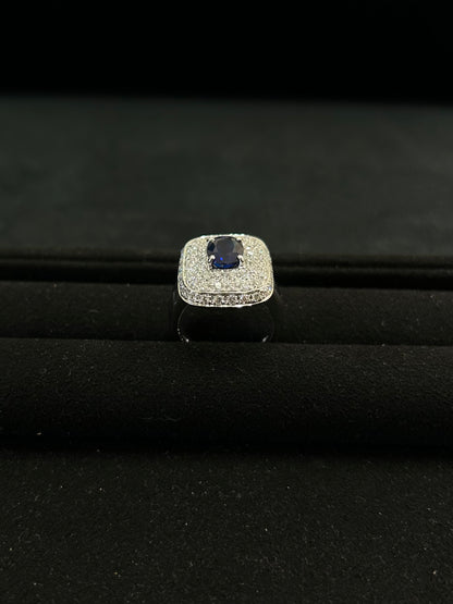 Ring aus 18-karätigem Weißgold mit blauem Saphir