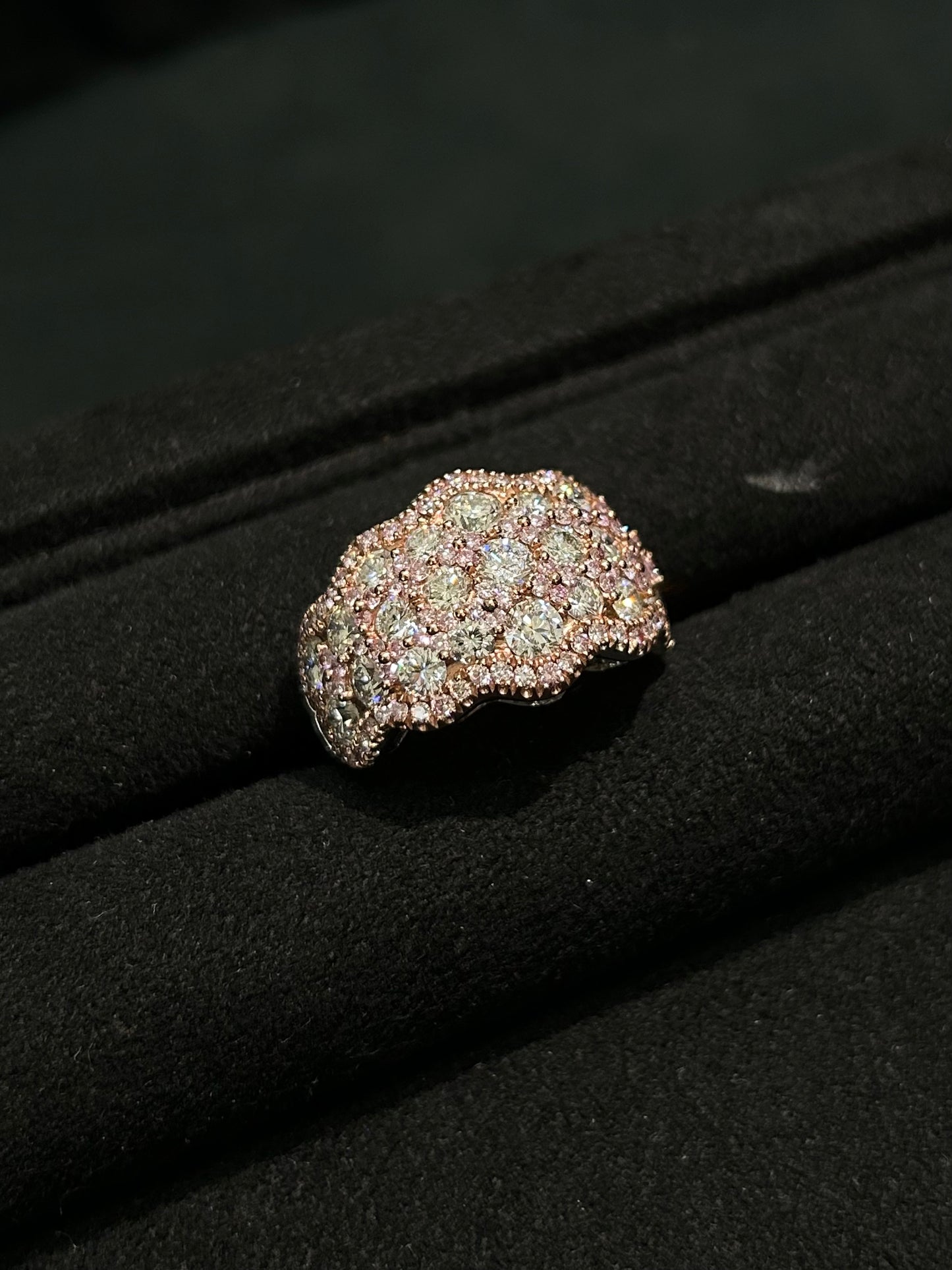 Ring aus 18 Karat Weißgold mit rosa Diamanten 