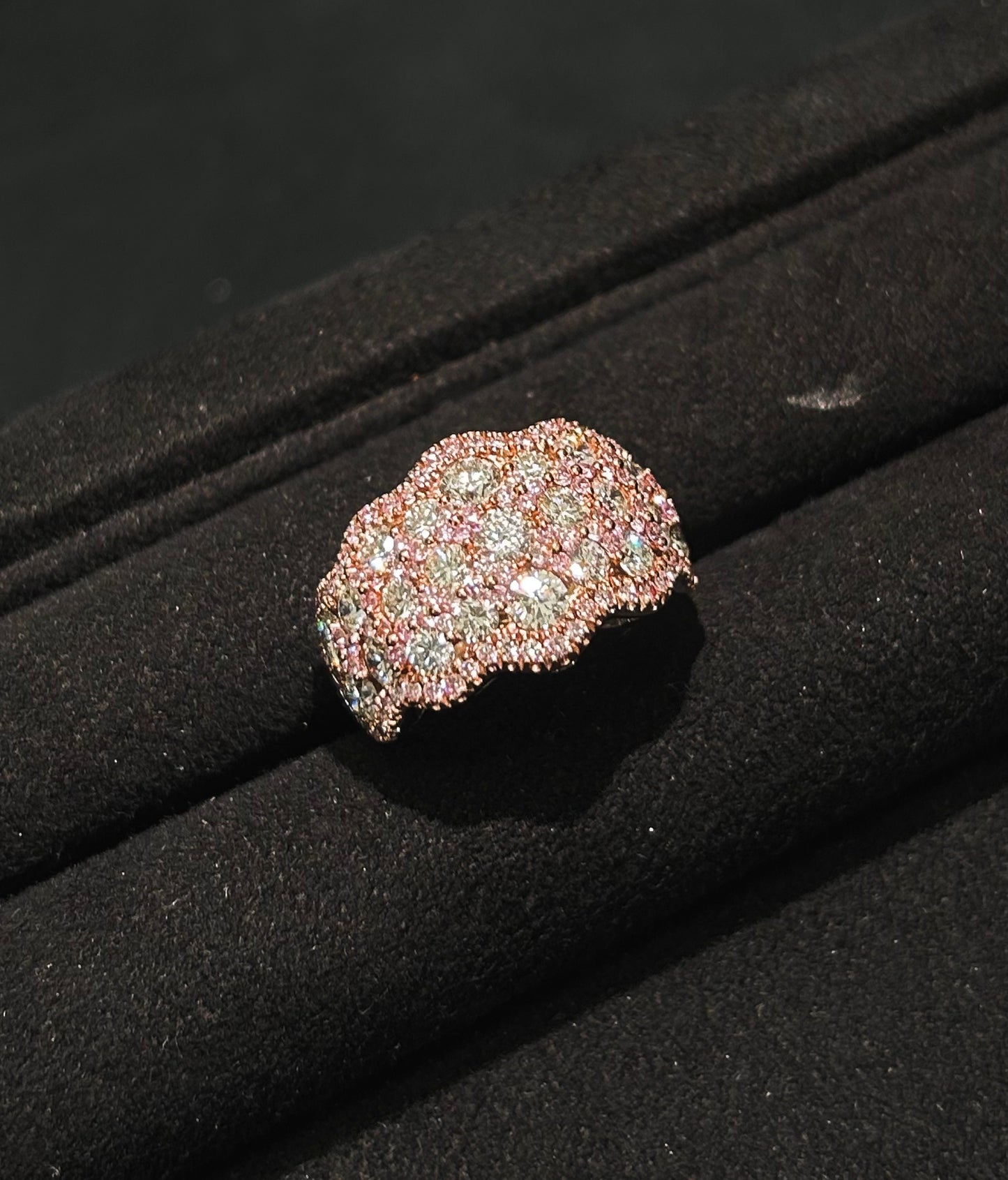 Ring aus 18 Karat Weißgold mit rosa Diamanten 